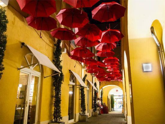 yellow-stores-street-red-umbrellas.jpg